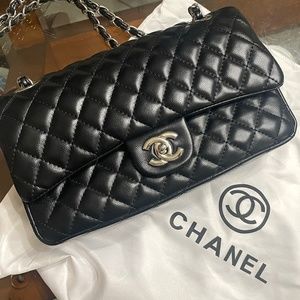 CHANEL BLACK QUILTED LEATHER CLASSIC DOUBLE FLAP MEDIUM